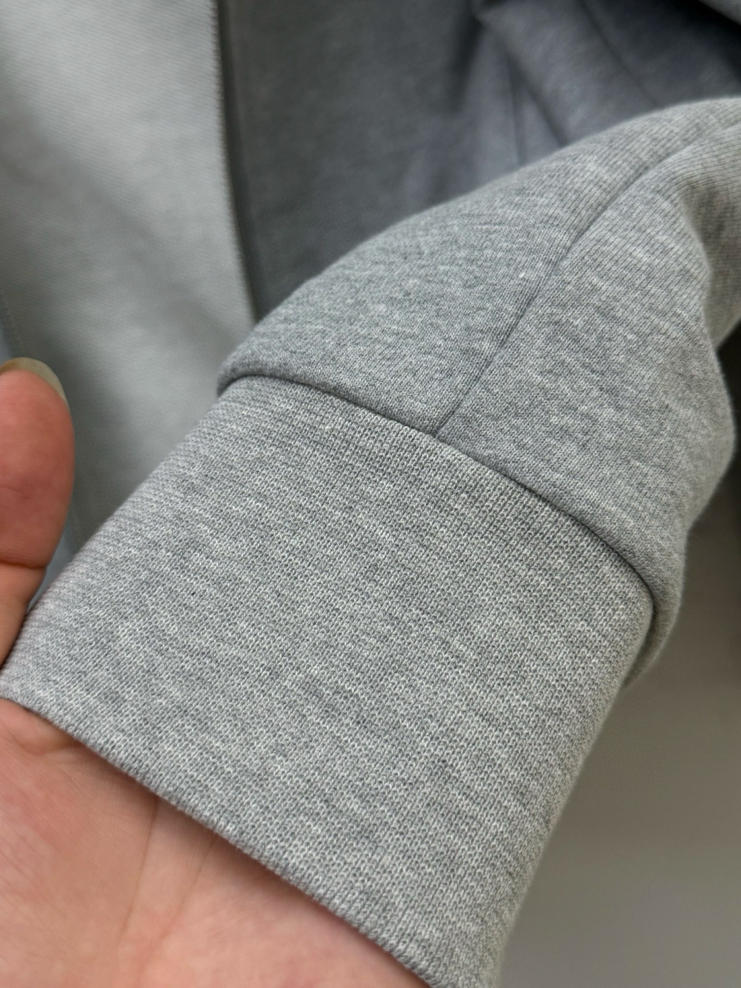 Y3·徽标印花棉质连帽卫衣、代工厂出品早秋新品这款连帽卫衣延续品牌经典的运动廓形，以宽松舒适为设计基调。