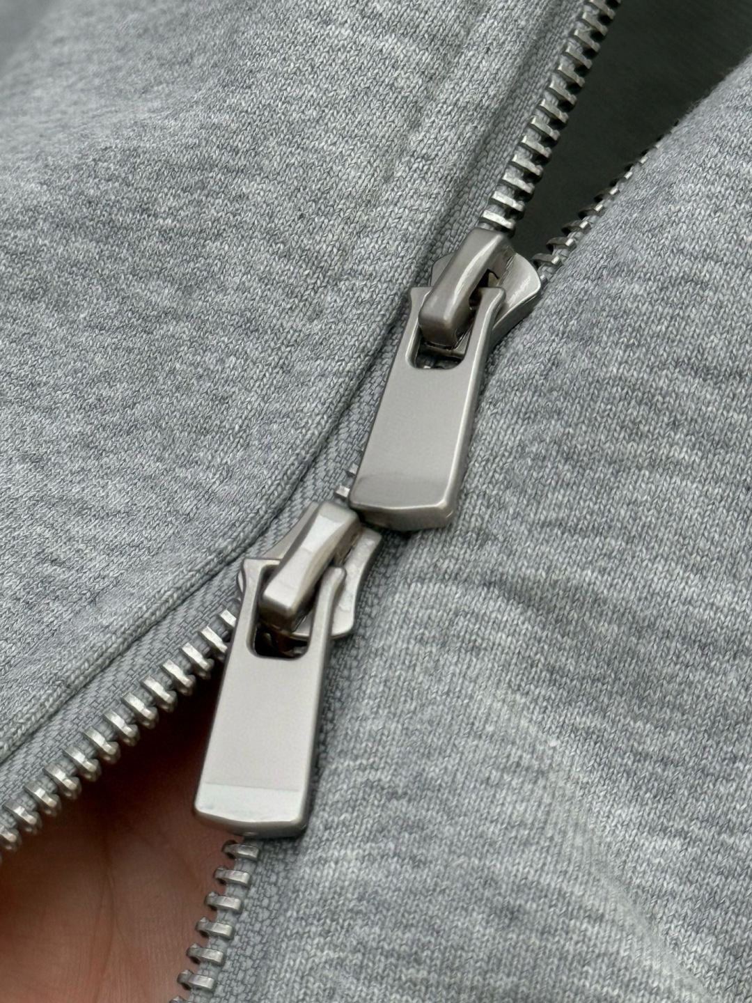 Y3·徽标印花棉质连帽卫衣、代工厂出品早秋新品这款连帽卫衣延续品牌经典的运动廓形，以宽松舒适为设计基调。