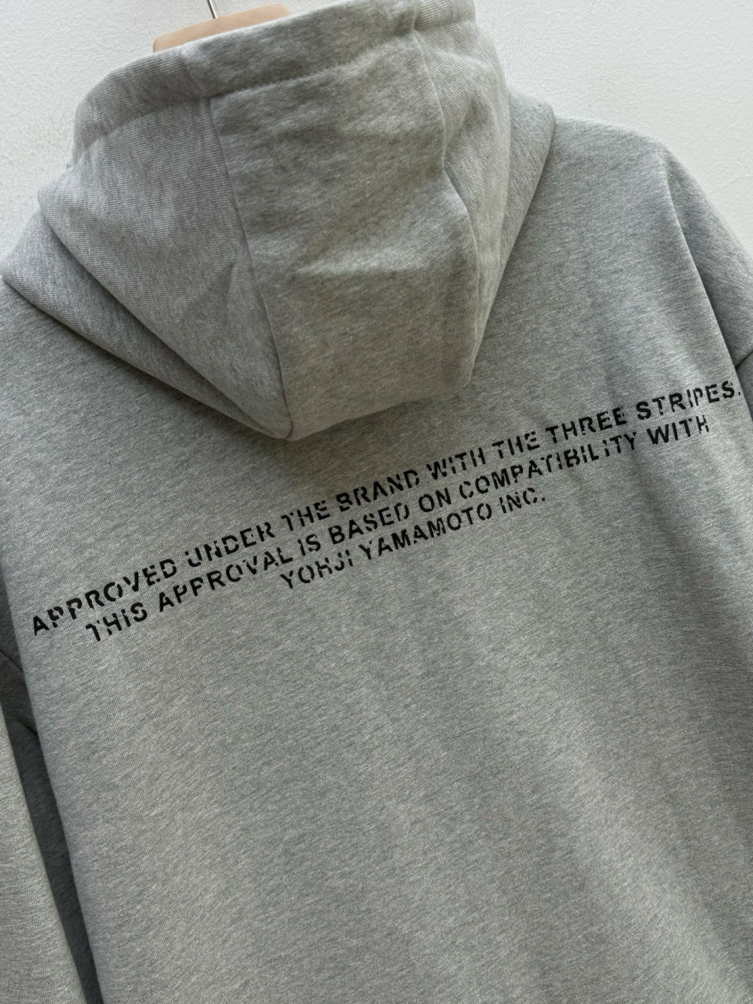 Y3·徽标印花棉质连帽卫衣、代工厂出品早秋新品这款连帽卫衣延续品牌经典的运动廓形，以宽松舒适为设计基调。