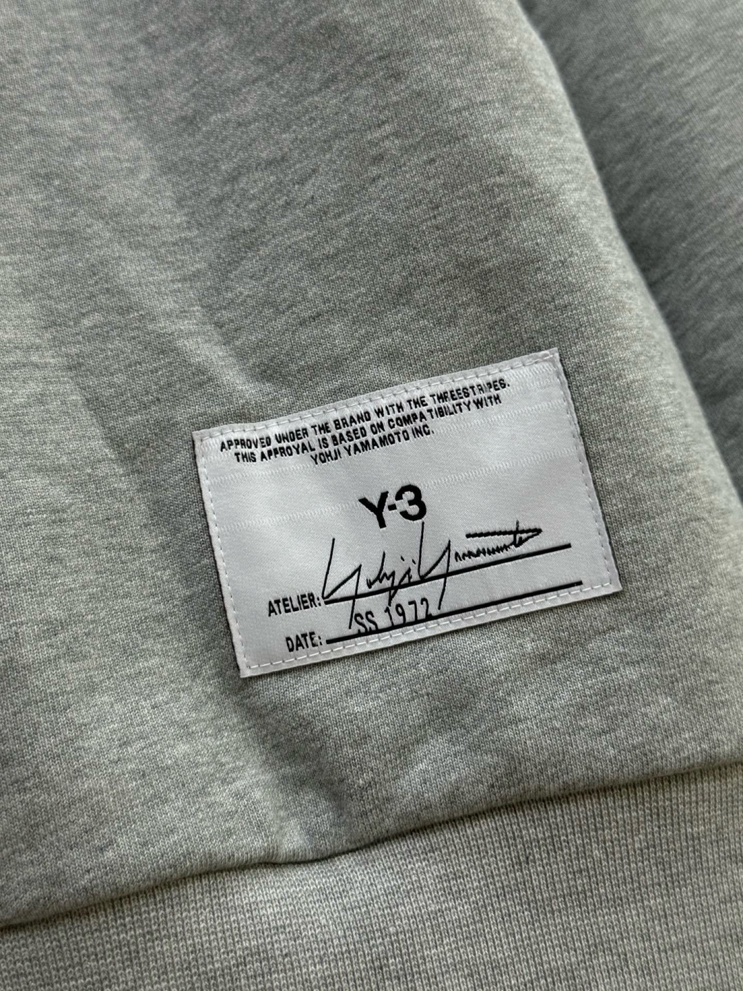 Y3·徽标印花棉质连帽卫衣、代工厂出品早秋新品这款连帽卫衣延续品牌经典的运动廓形，以宽松舒适为设计基调。