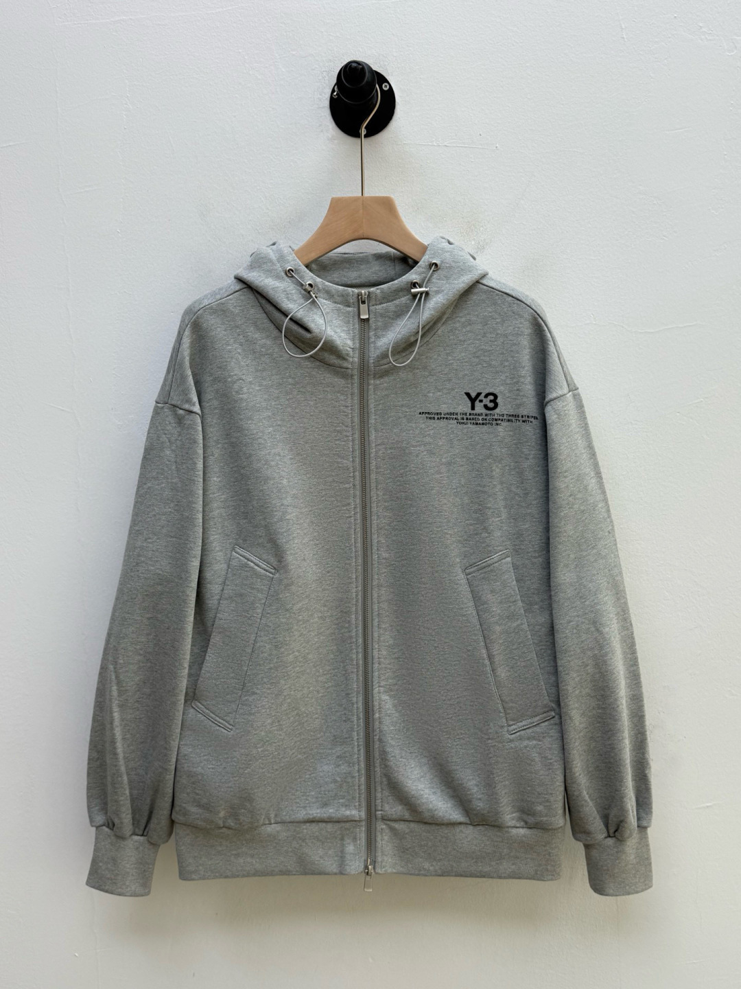 Y3·徽标印花棉质连帽卫衣、代工厂出品早秋新品这款连帽卫衣延续品牌经典的运动廓形，以宽松舒适为设计基调。