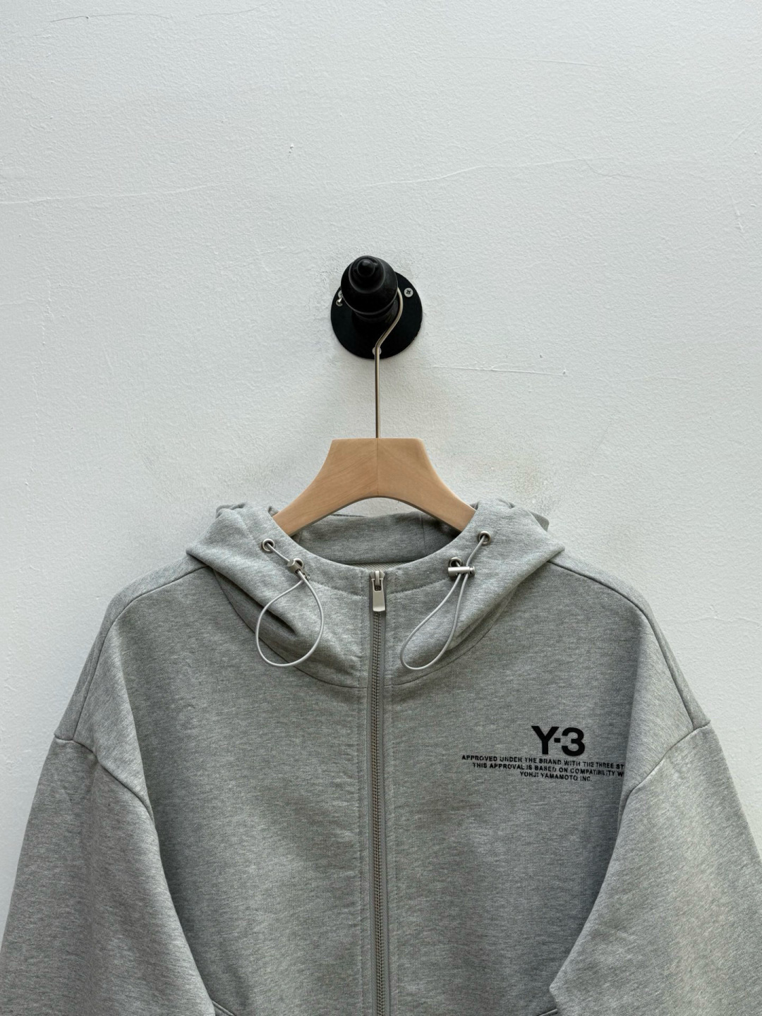 Y3·徽标印花棉质连帽卫衣、代工厂出品早秋新品这款连帽卫衣延续品牌经典的运动廓形，以宽松舒适为设计基调。