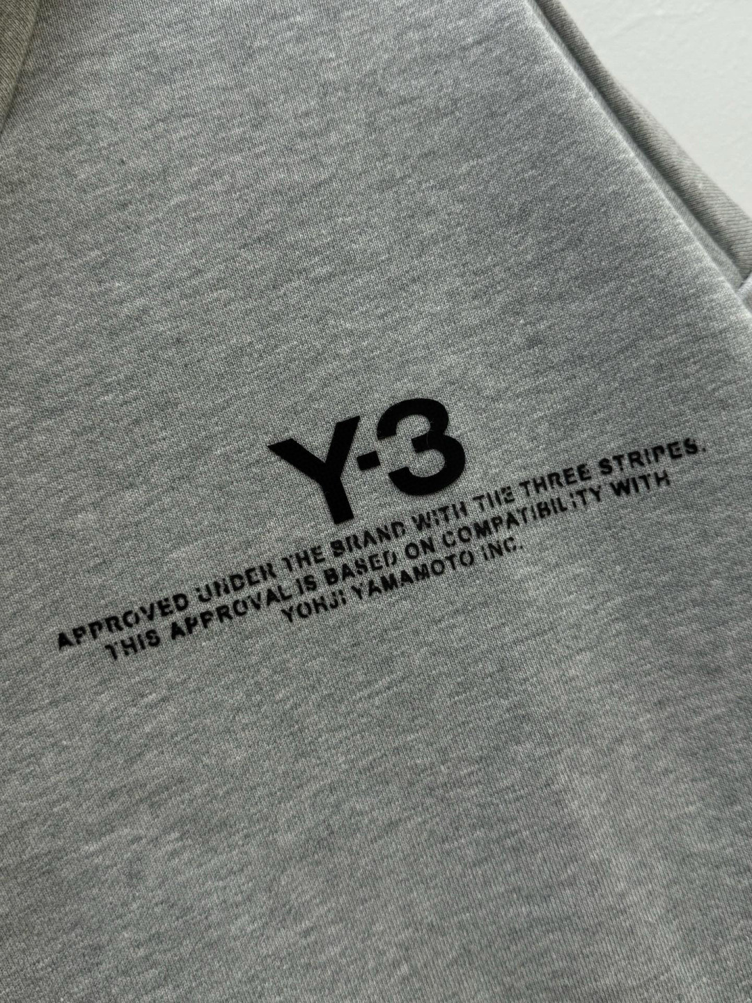 Y3·徽标印花棉质连帽卫衣、代工厂出品早秋新品这款连帽卫衣延续品牌经典的运动廓形，以宽松舒适为设计基调。