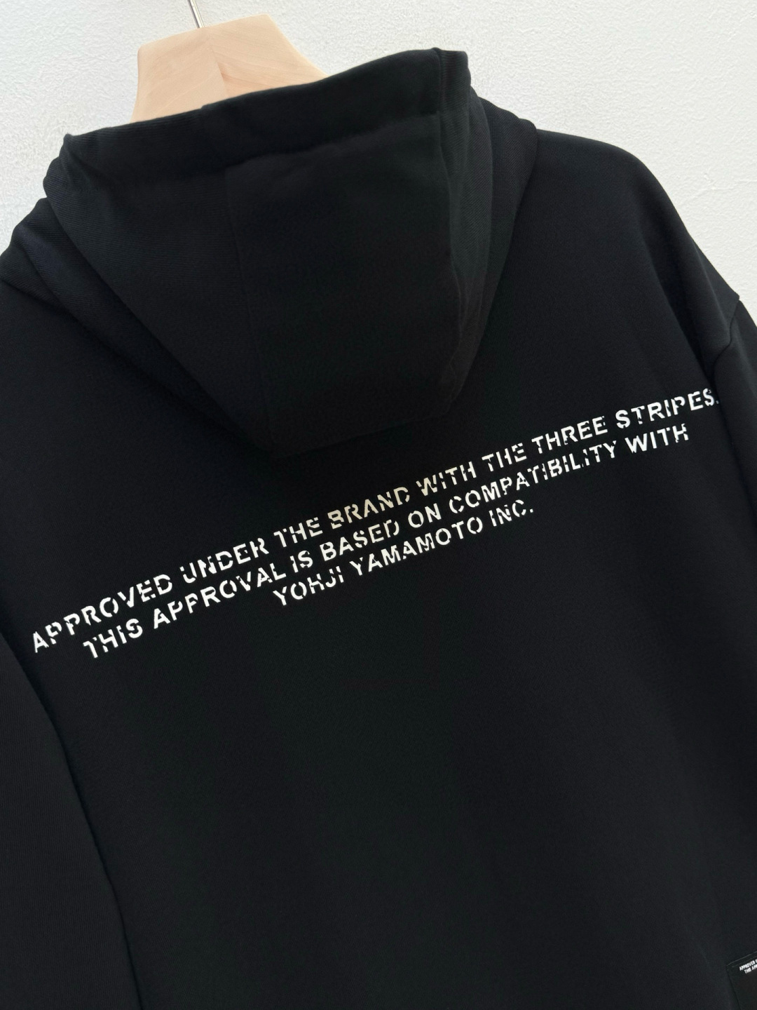 Y3·徽标印花棉质连帽卫衣、代工厂出品早秋新品这款连帽卫衣延续品牌经典的运动廓形，以宽松舒适为设计基调。