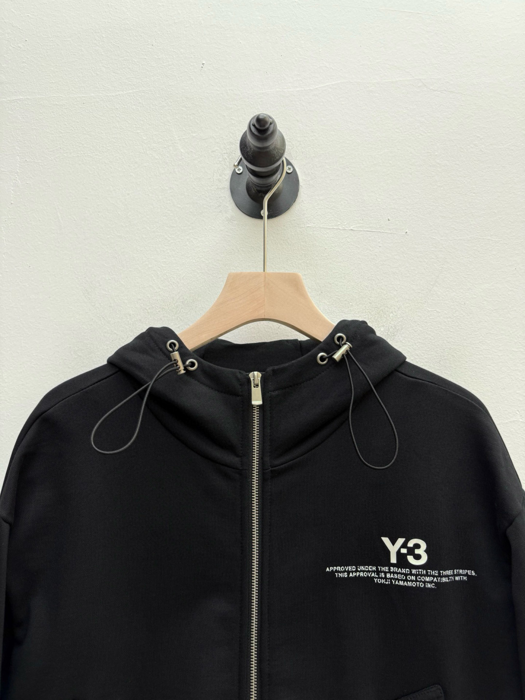 Y3·徽标印花棉质连帽卫衣、代工厂出品早秋新品这款连帽卫衣延续品牌经典的运动廓形，以宽松舒适为设计基调。