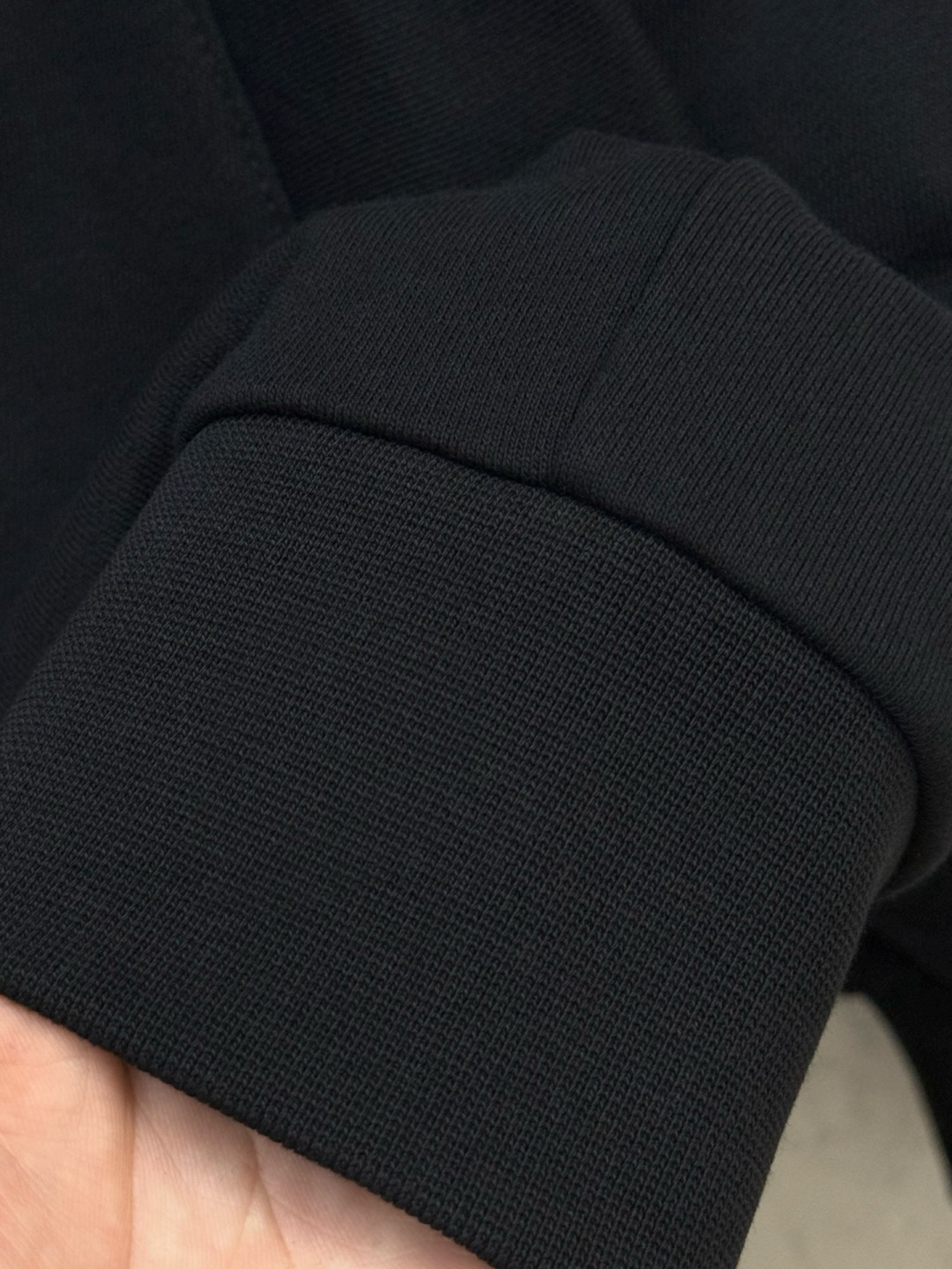 Y3·徽标印花棉质连帽卫衣、代工厂出品早秋新品这款连帽卫衣延续品牌经典的运动廓形，以宽松舒适为设计基调。