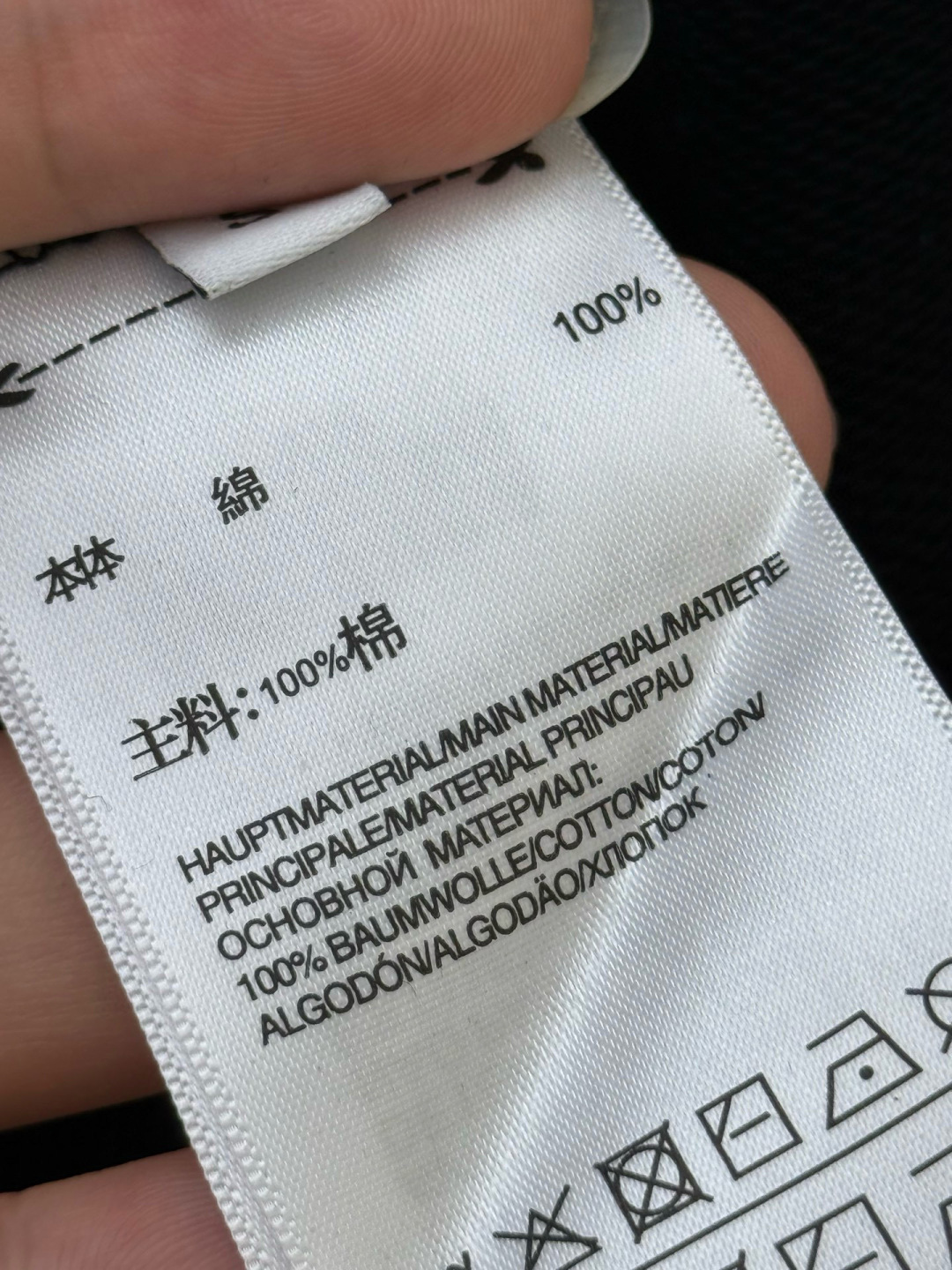 Y3·徽标印花棉质连帽卫衣、代工厂出品早秋新品这款连帽卫衣延续品牌经典的运动廓形，以宽松舒适为设计基调。