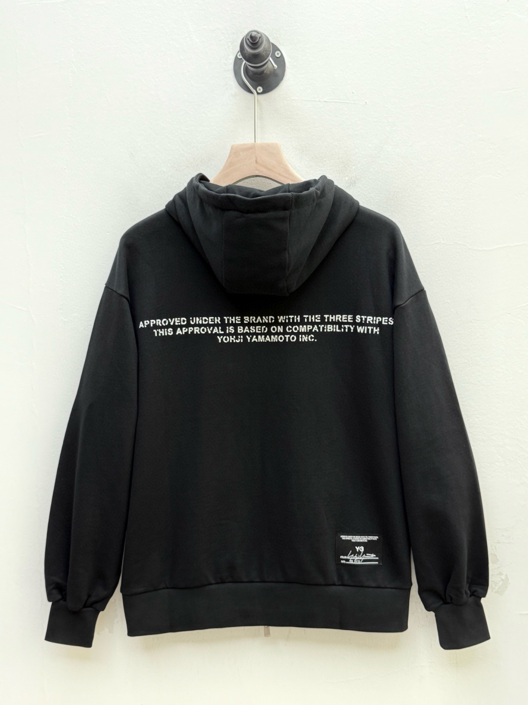 Y3·徽标印花棉质连帽卫衣、代工厂出品早秋新品这款连帽卫衣延续品牌经典的运动廓形，以宽松舒适为设计基调。