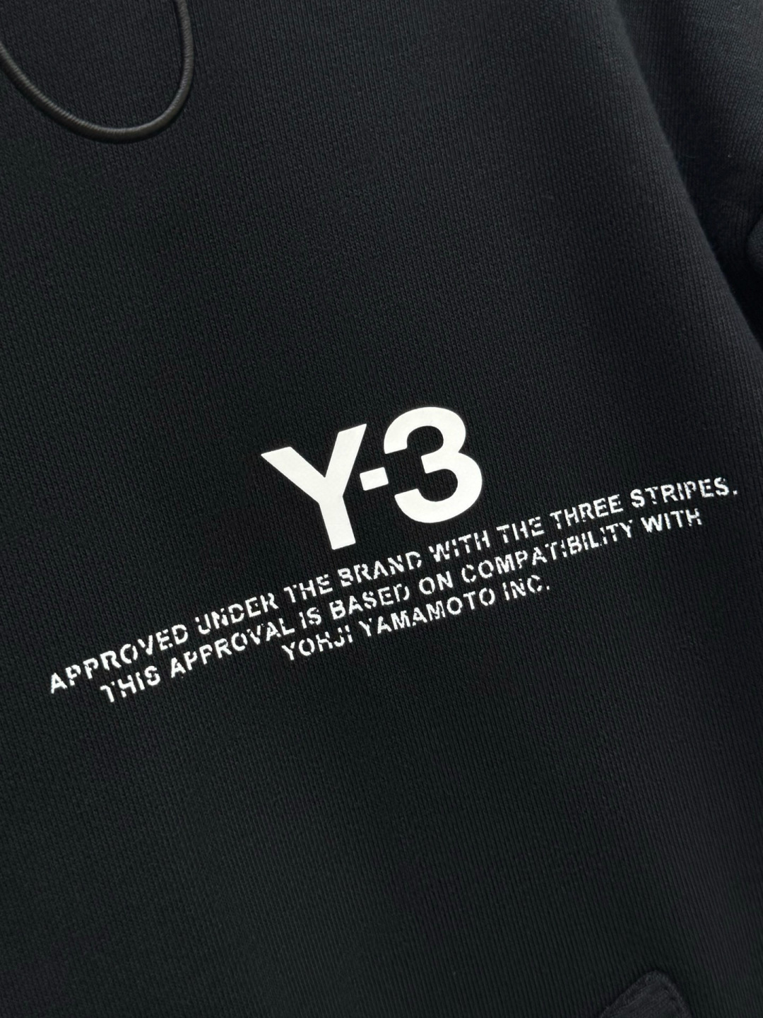 Y3·徽标印花棉质连帽卫衣、代工厂出品早秋新品这款连帽卫衣延续品牌经典的运动廓形，以宽松舒适为设计基调。