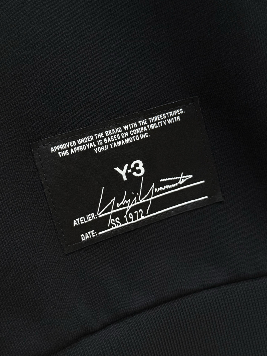 Y3·徽标印花棉质连帽卫衣、代工厂出品早秋新品这款连帽卫衣延续品牌经典的运动廓形，以宽松舒适为设计基调。