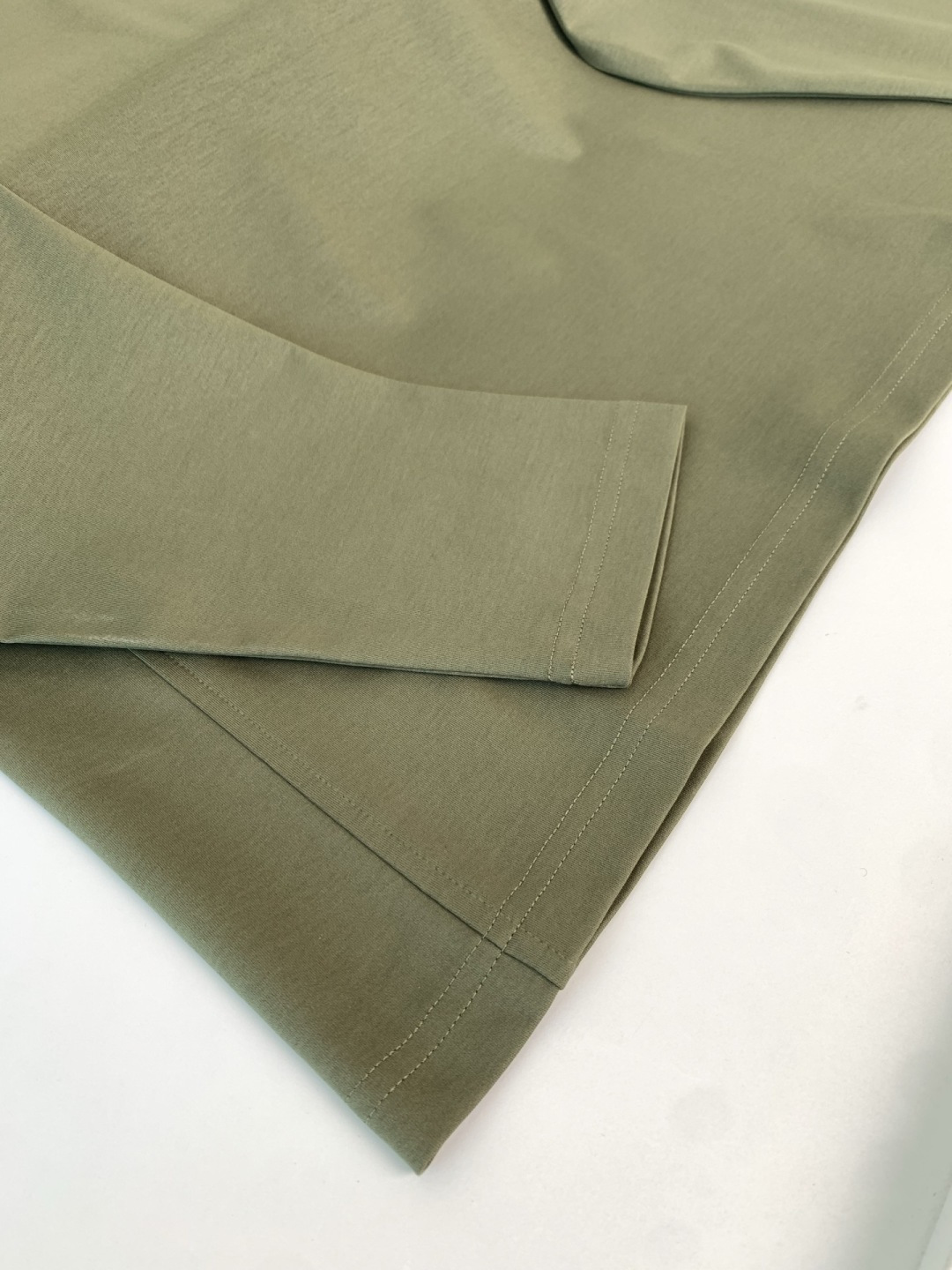 打底系列季度：2025秋冬颜色：黑色 白色 金铜色 石墨灰 藏青色 军绿色尺码: m-5xL版型：长袖打