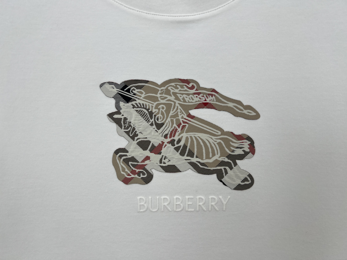 Burberry.巴宝莉 25秋冬新品马术骑士徽标格纹棉质短袖T恤，正面点缀品牌徽标和马术骑士徽标提升品