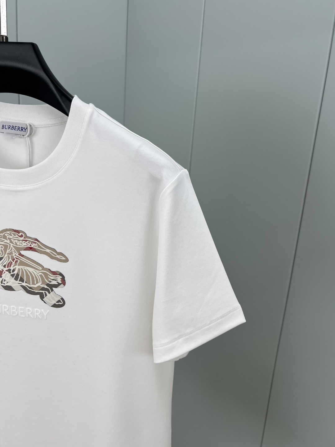 Burberry.巴宝莉 25秋冬新品马术骑士徽标格纹棉质短袖T恤，正面点缀品牌徽标和马术骑士徽标提升品