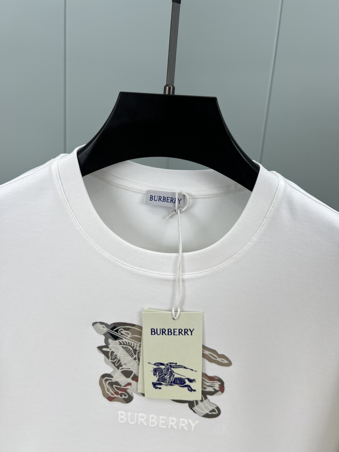 Burberry.巴宝莉 25秋冬新品马术骑士徽标格纹棉质短袖T恤，正面点缀品牌徽标和马术骑士徽标提升品