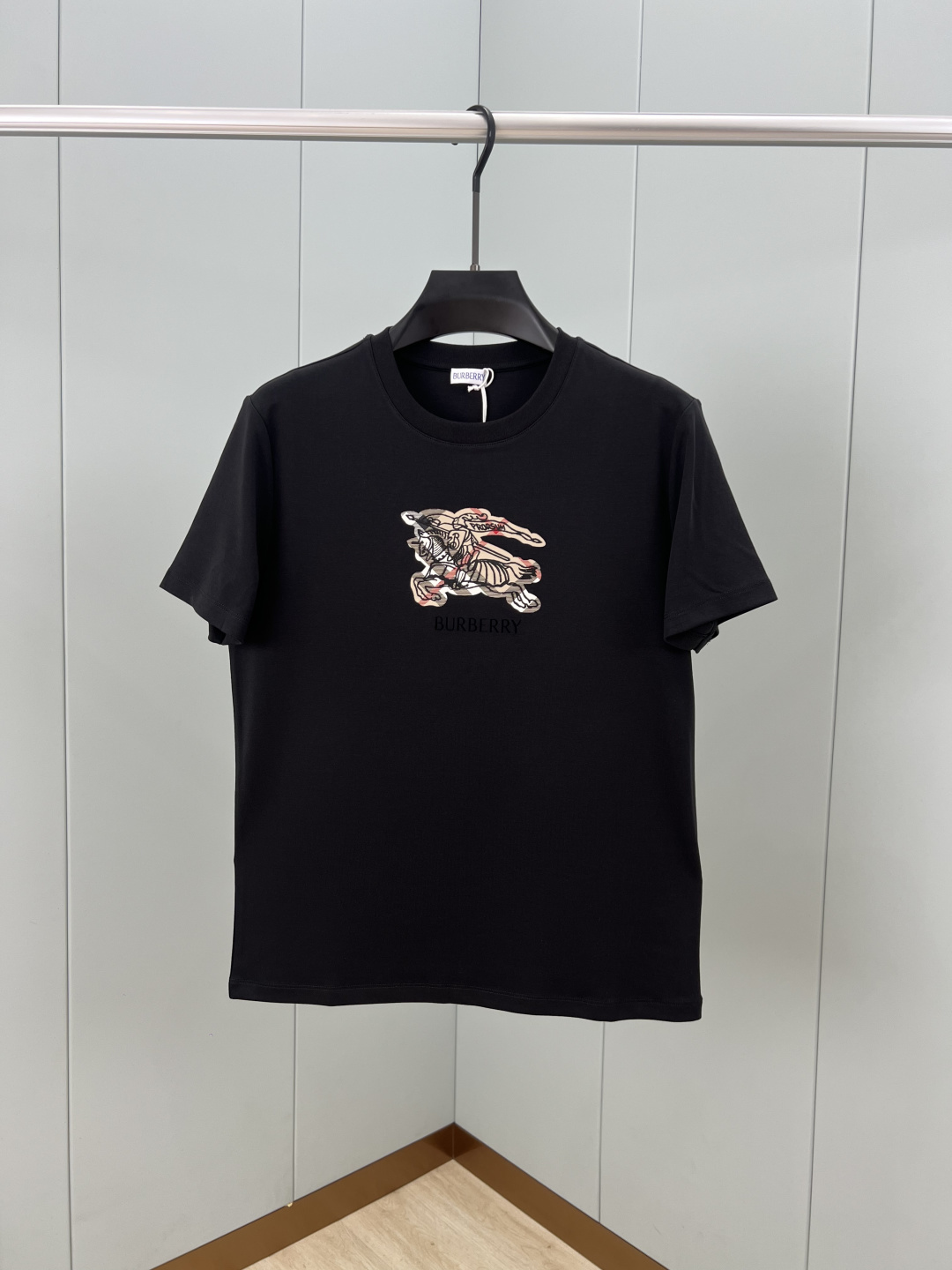 Burberry.巴宝莉 25秋冬新品马术骑士徽标格纹棉质短袖T恤，正面点缀品牌徽标和马术骑士徽标提升品
