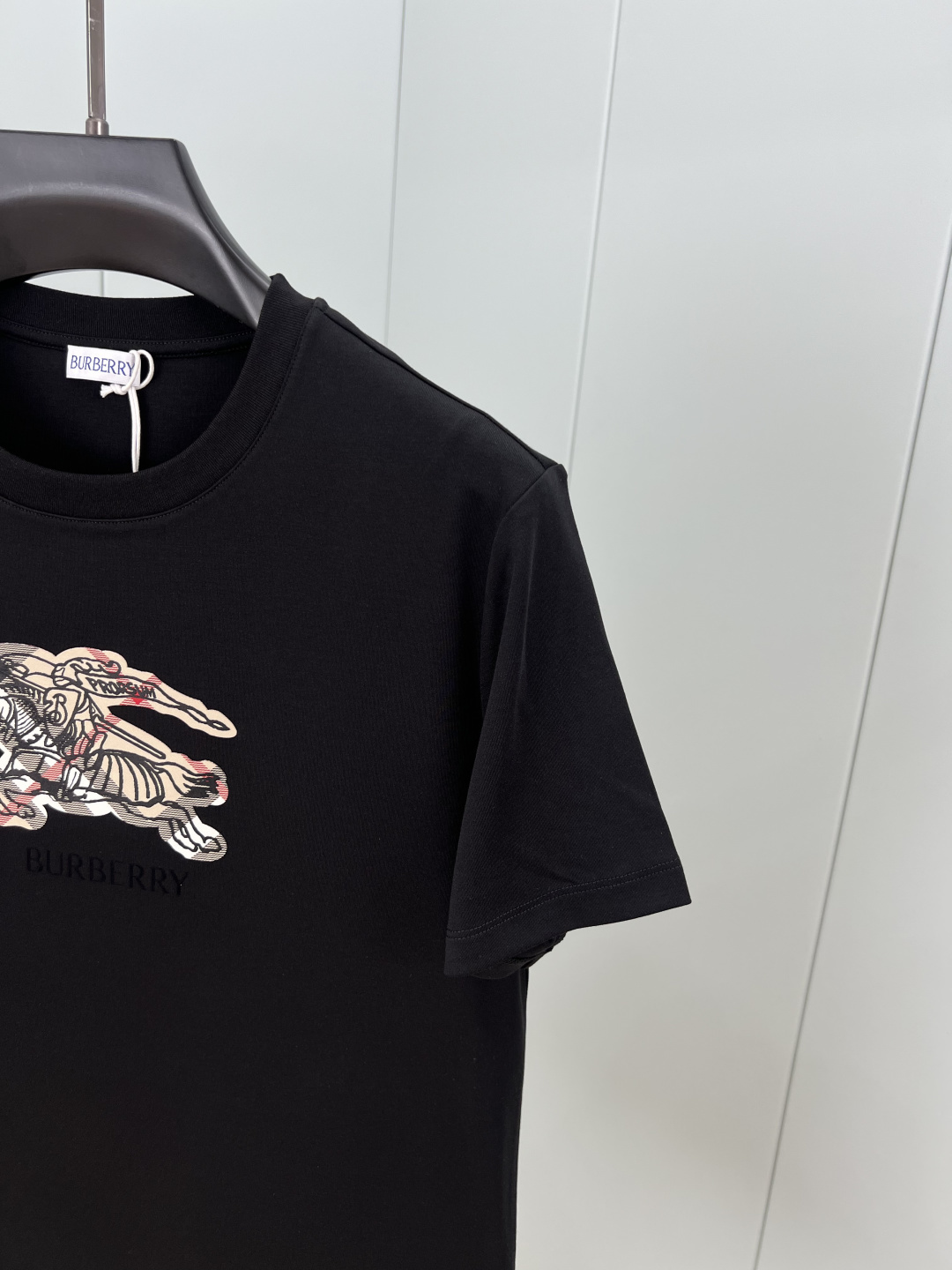 Burberry.巴宝莉 25秋冬新品马术骑士徽标格纹棉质短袖T恤，正面点缀品牌徽标和马术骑士徽标提升品