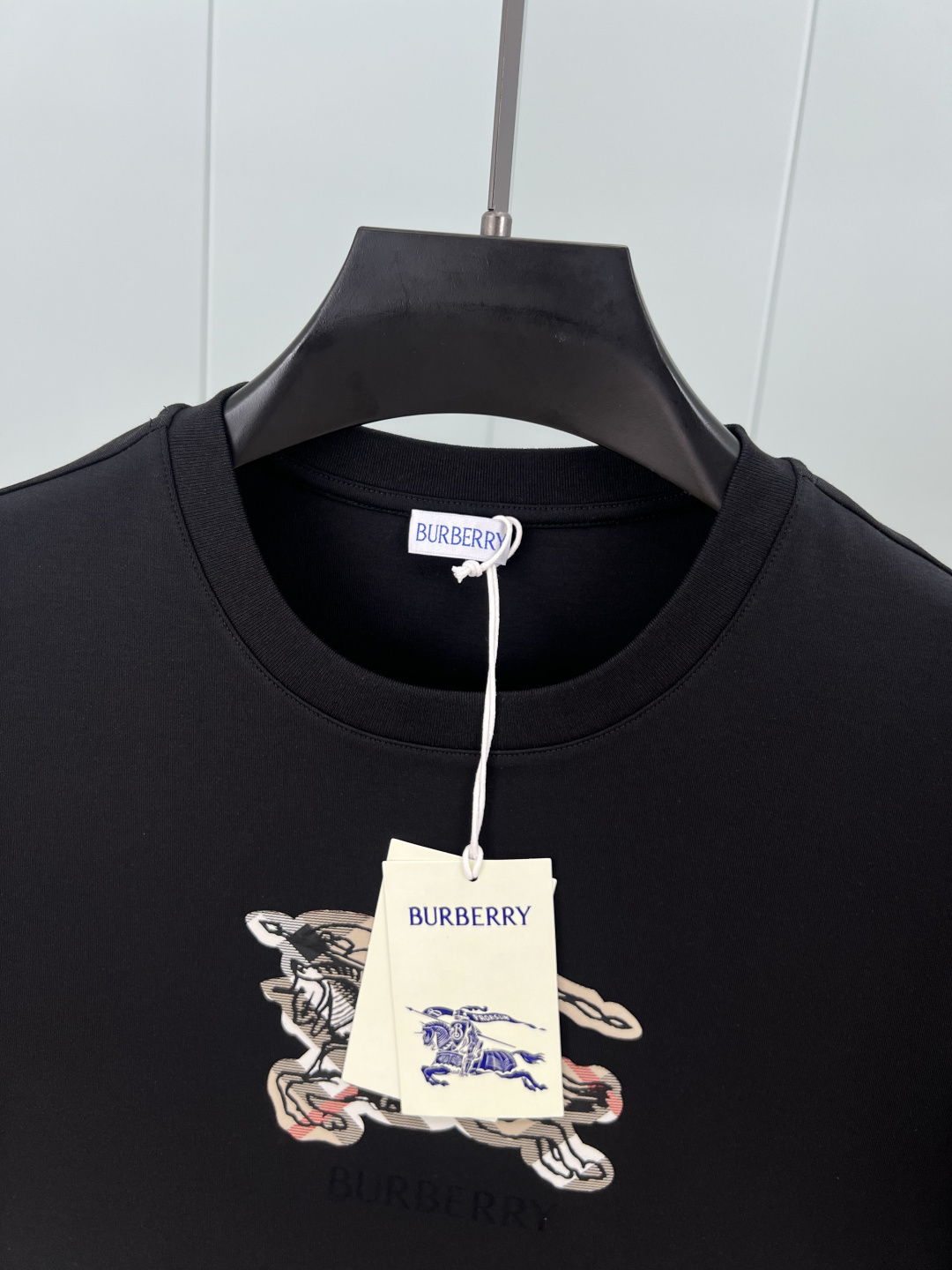 Burberry.巴宝莉 25秋冬新品马术骑士徽标格纹棉质短袖T恤，正面点缀品牌徽标和马术骑士徽标提升品