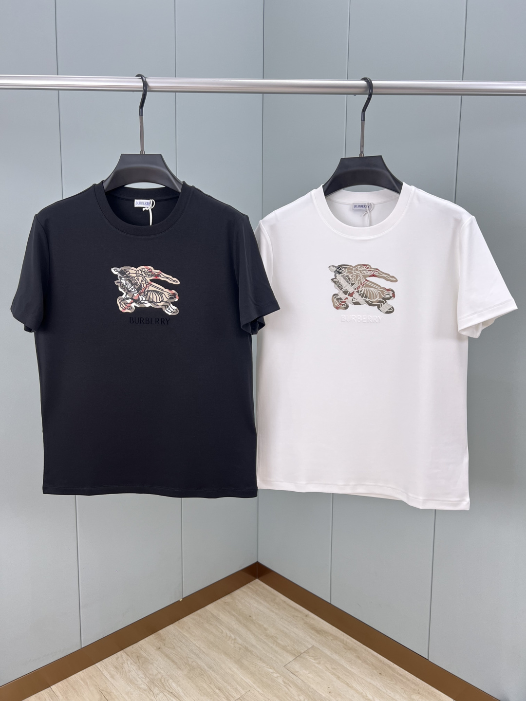 Burberry.巴宝莉 25秋冬新品马术骑士徽标格纹棉质短袖T恤，正面点缀品牌徽标和马术骑士徽标提升品