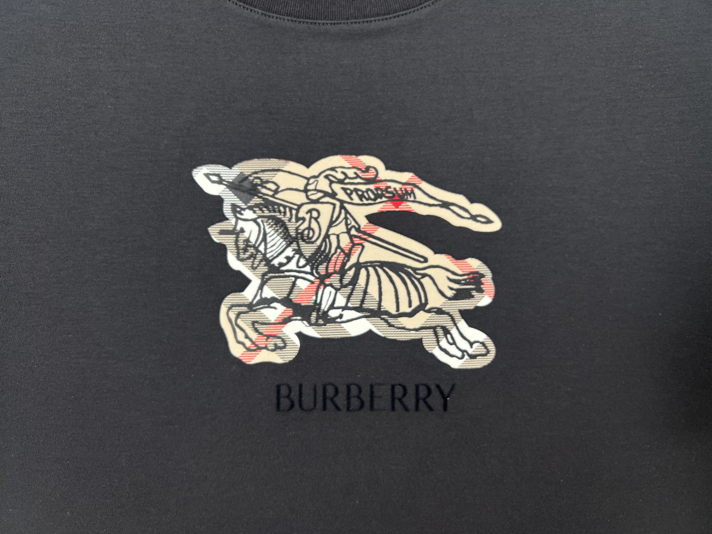 Burberry.巴宝莉 25秋冬新品马术骑士徽标格纹棉质短袖T恤，正面点缀品牌徽标和马术骑士徽标提升品