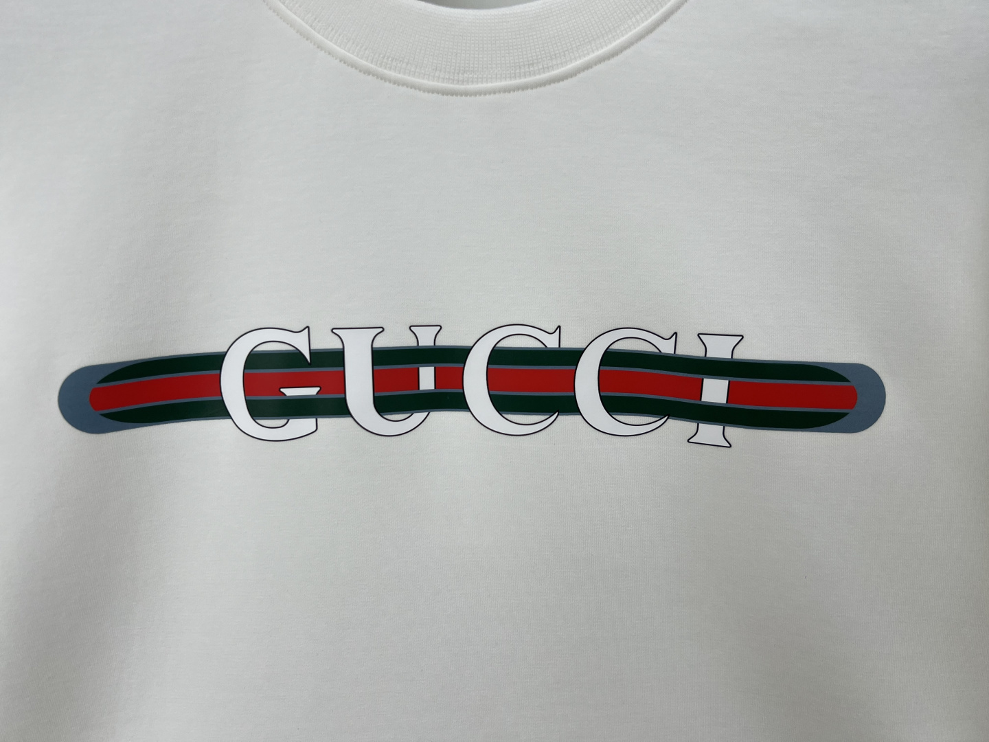 Gucci.古驰 25秋冬新品饰GUCCI织带式印花标识针织圆领卫衣，正面印花点缀焕新品牌标识设计，创意