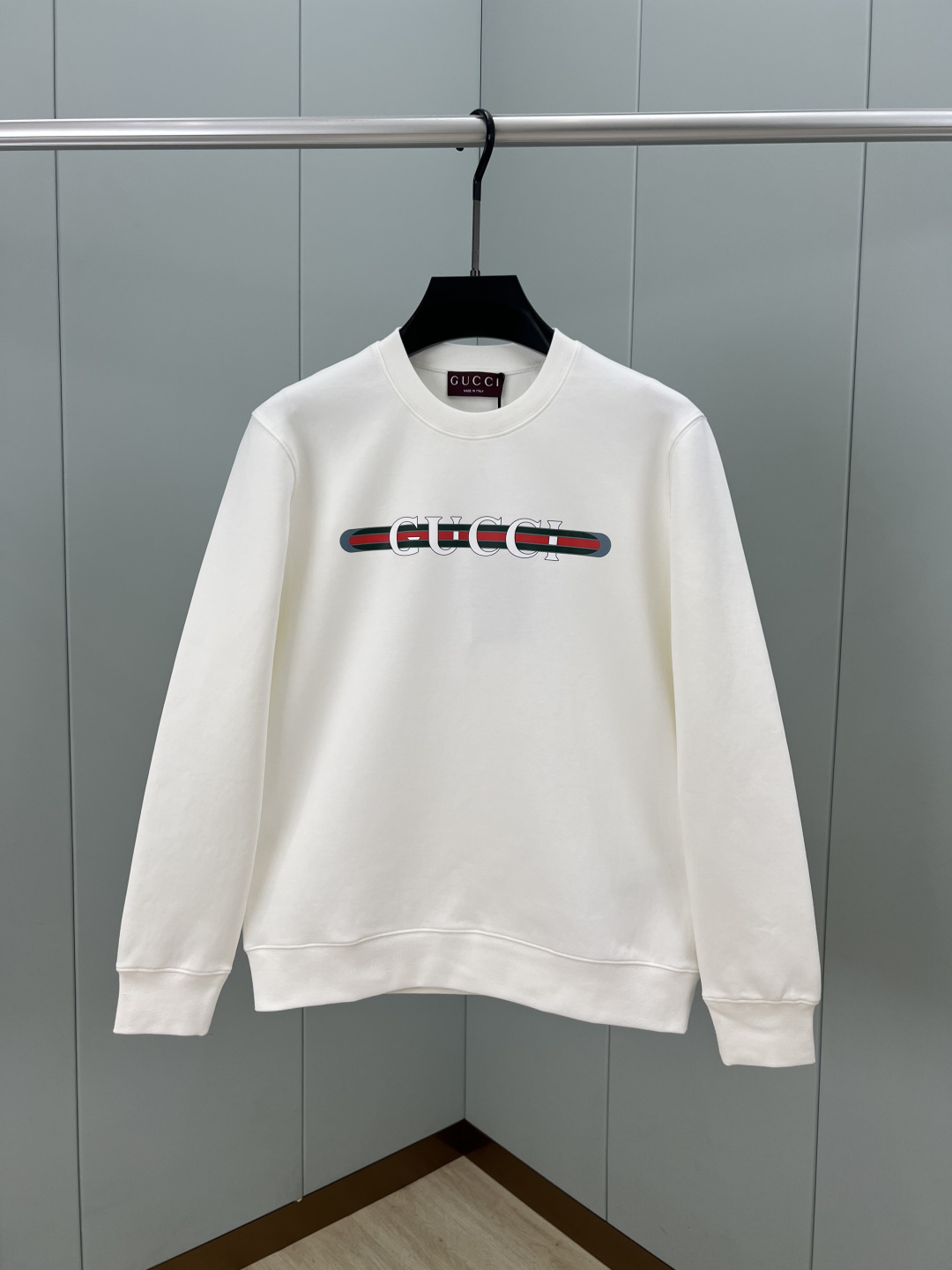 Gucci.古驰 25秋冬新品饰GUCCI织带式印花标识针织圆领卫衣，正面印花点缀焕新品牌标识设计，创意