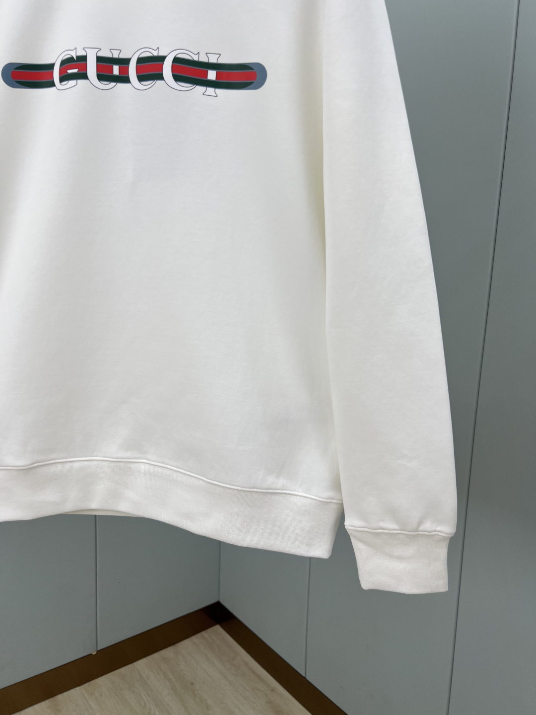 Gucci.古驰 25秋冬新品饰GUCCI织带式印花标识针织圆领卫衣，正面印花点缀焕新品牌标识设计，创意