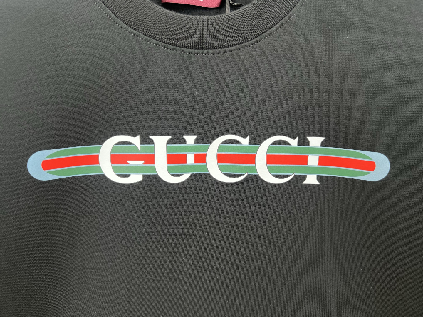 Gucci.古驰 25秋冬新品饰GUCCI织带式印花标识针织圆领卫衣，正面印花点缀焕新品牌标识设计，创意