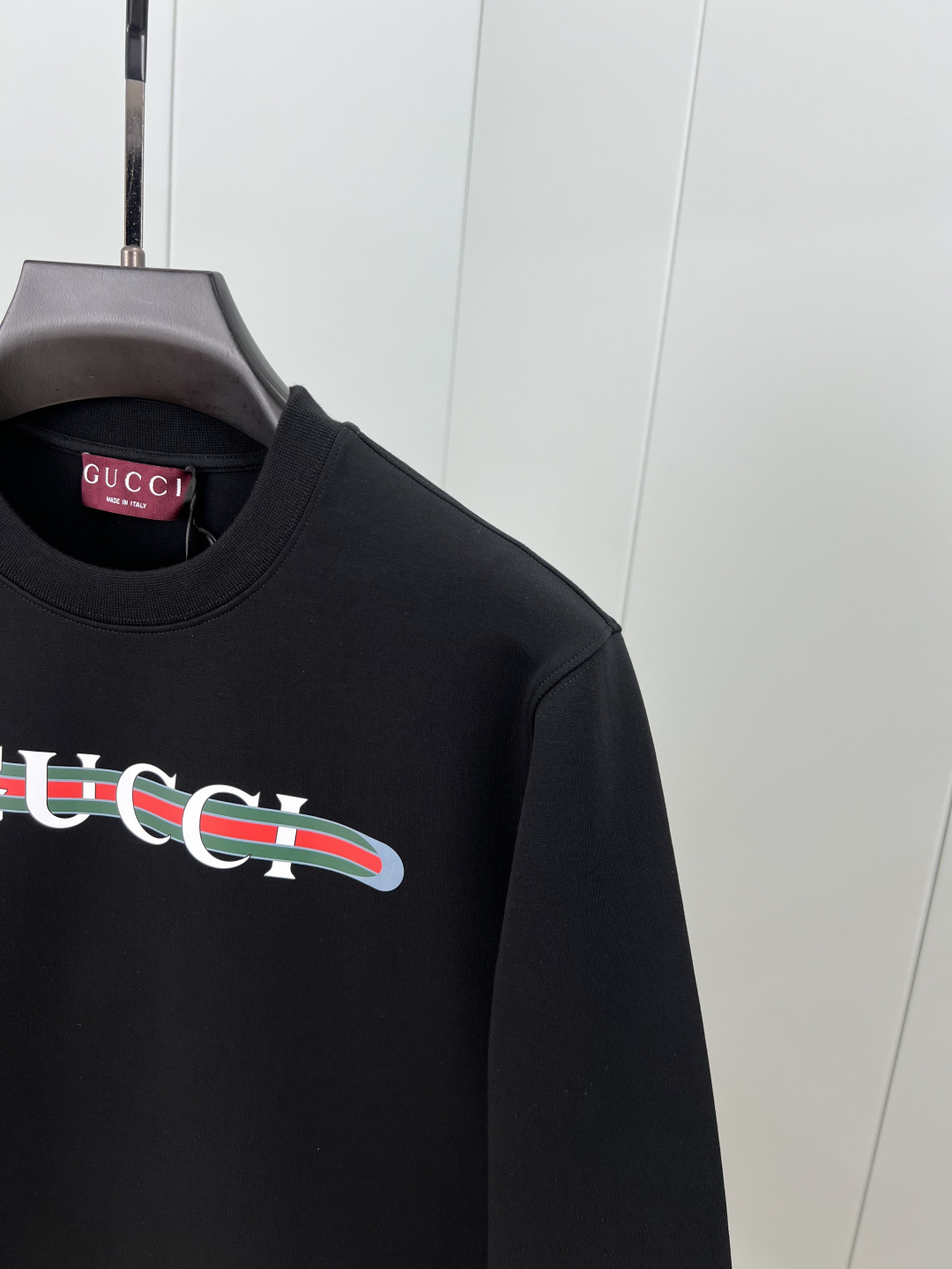 Gucci.古驰 25秋冬新品饰GUCCI织带式印花标识针织圆领卫衣，正面印花点缀焕新品牌标识设计，创意