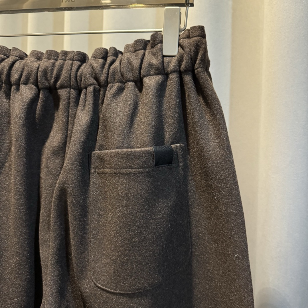 Miu Miu🌟秋冬新款休闲裤🆕采用优质面料，具有质感，松紧腰带设计，超级时尚洋气！码数：M-2XL 男