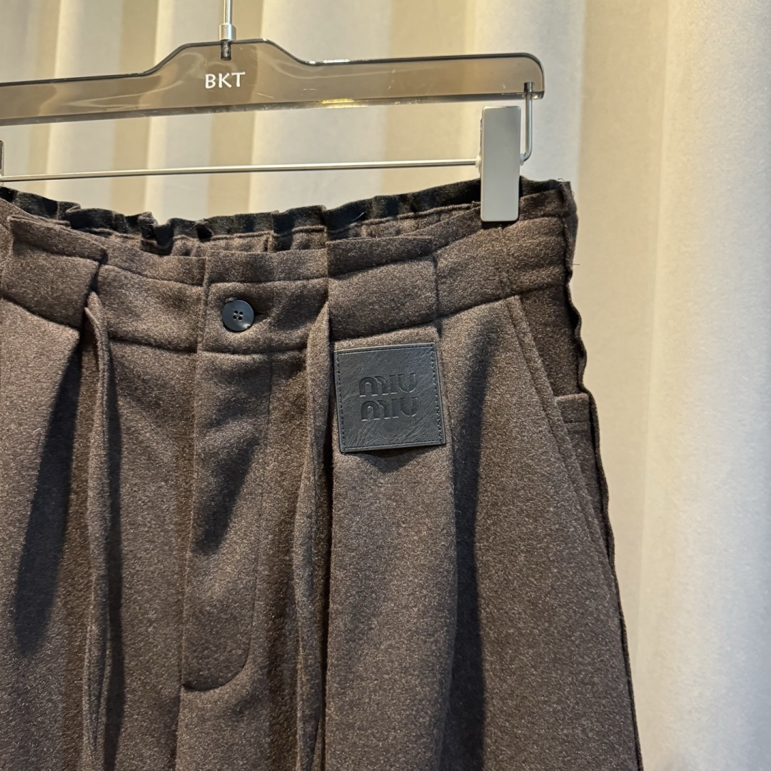 Miu Miu🌟秋冬新款休闲裤🆕采用优质面料，具有质感，松紧腰带设计，超级时尚洋气！码数：M-2XL 男