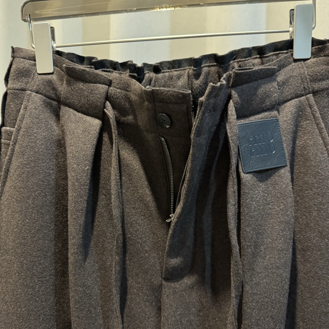 Miu Miu🌟秋冬新款休闲裤🆕采用优质面料，具有质感，松紧腰带设计，超级时尚洋气！码数：M-2XL 男