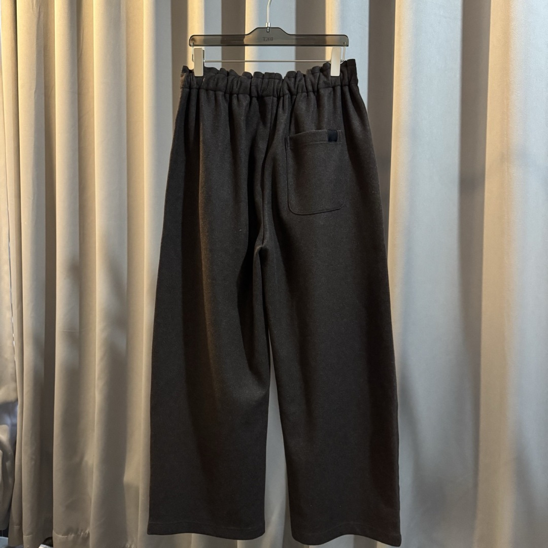 Miu Miu🌟秋冬新款休闲裤🆕采用优质面料，具有质感，松紧腰带设计，超级时尚洋气！码数：M-2XL 男