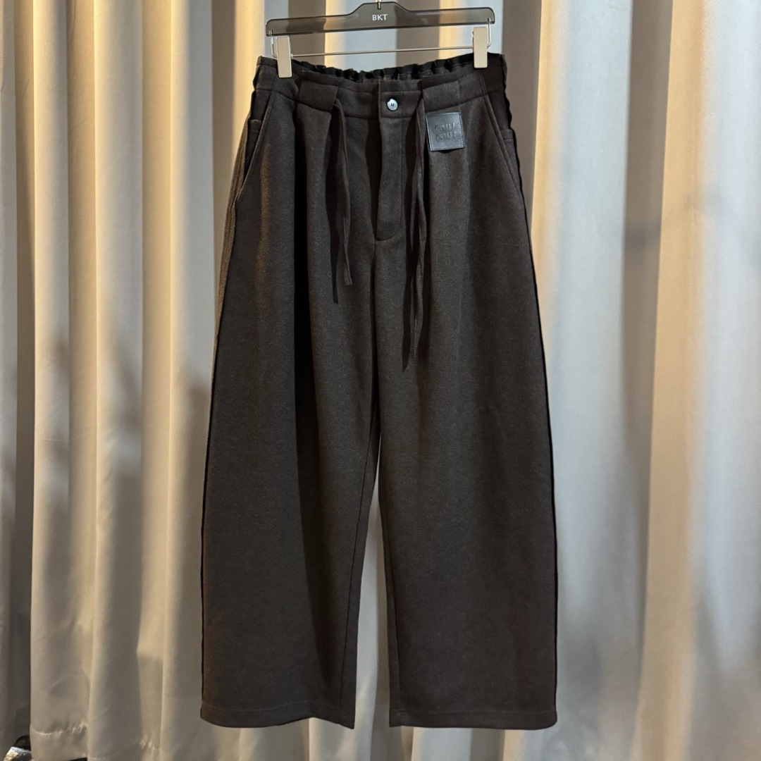 Miu Miu🌟秋冬新款休闲裤🆕采用优质面料，具有质感，松紧腰带设计，超级时尚洋气！码数：M-2XL 男