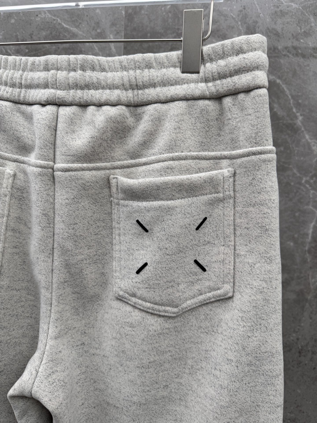 马吉拉🌈🌈新款加绒休闲裤，采用高定优质面料，裤子侧向饰有logo字母设计，辨识度颇为鲜明，弹性松紧腰边抽