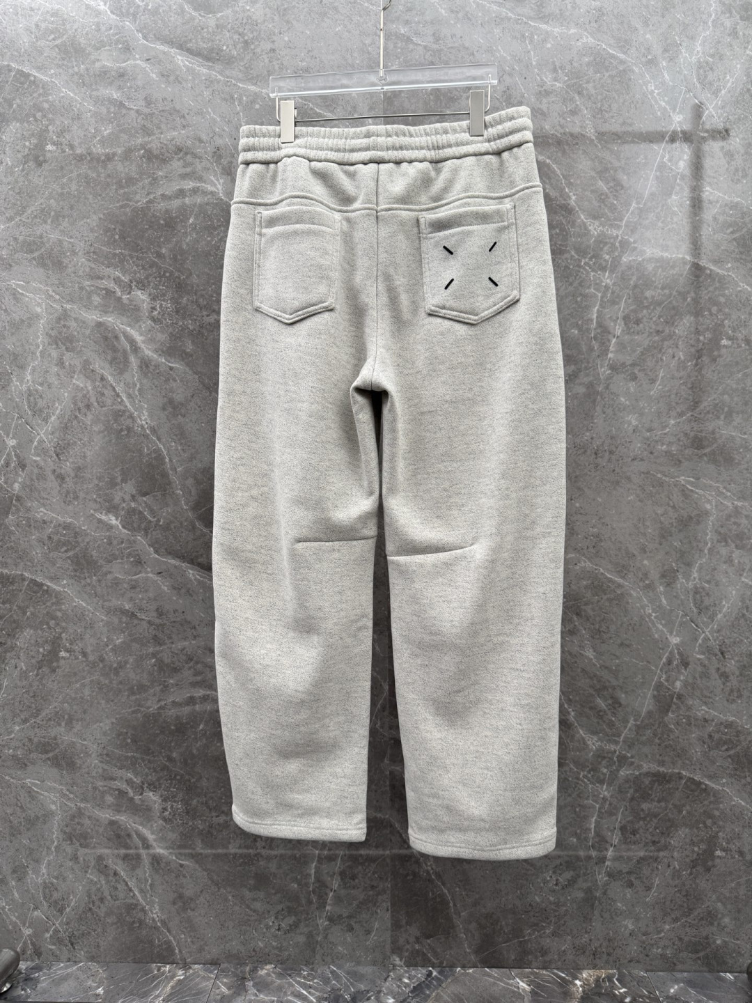 马吉拉🌈🌈新款加绒休闲裤，采用高定优质面料，裤子侧向饰有logo字母设计，辨识度颇为鲜明，弹性松紧腰边抽