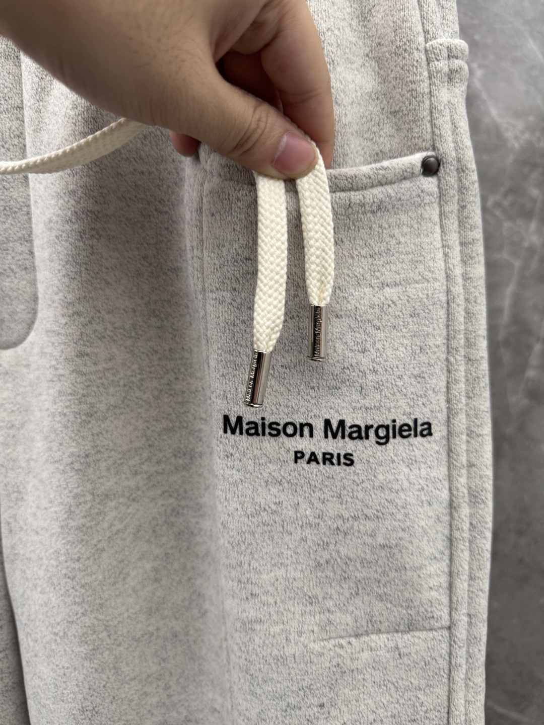 马吉拉🌈🌈新款加绒休闲裤，采用高定优质面料，裤子侧向饰有logo字母设计，辨识度颇为鲜明，弹性松紧腰边抽