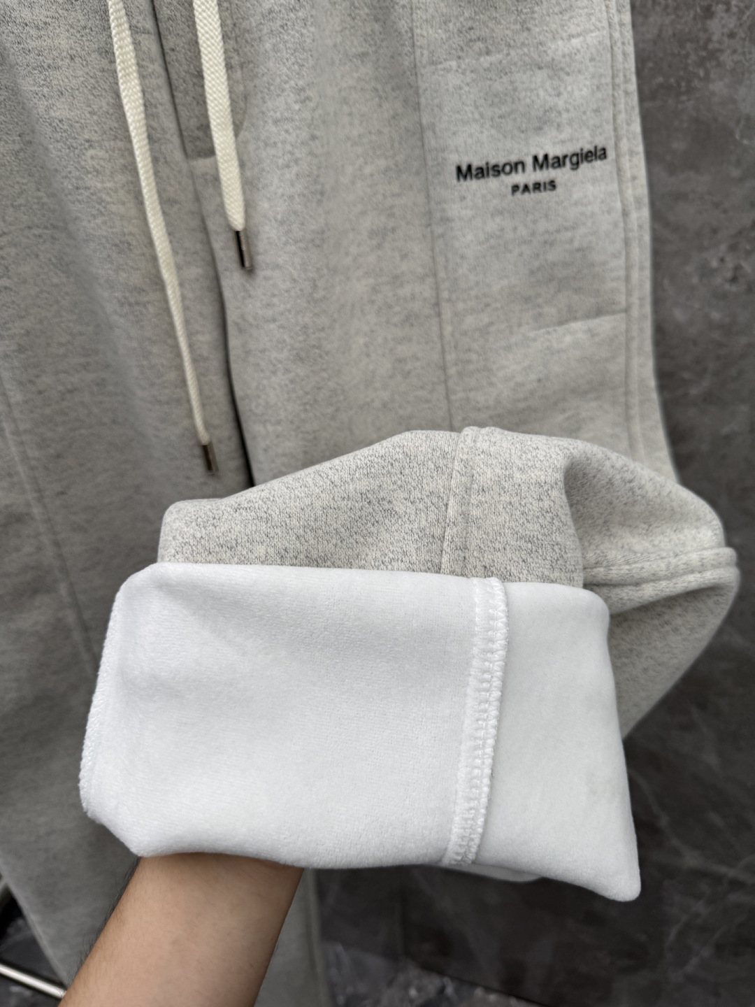 马吉拉🌈🌈新款加绒休闲裤，采用高定优质面料，裤子侧向饰有logo字母设计，辨识度颇为鲜明，弹性松紧腰边抽