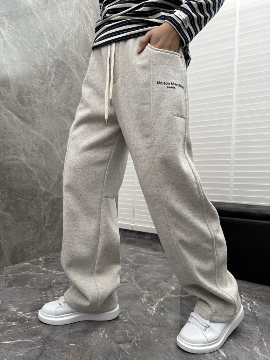 马吉拉🌈🌈新款加绒休闲裤，采用高定优质面料，裤子侧向饰有logo字母设计，辨识度颇为鲜明，弹性松紧腰边抽