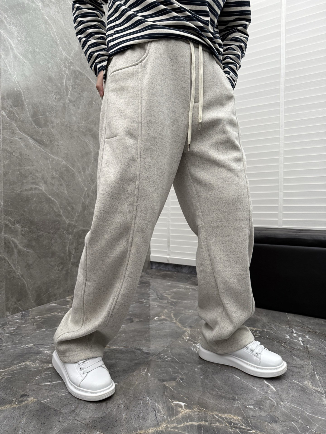 马吉拉🌈🌈新款加绒休闲裤，采用高定优质面料，裤子侧向饰有logo字母设计，辨识度颇为鲜明，弹性松紧腰边抽