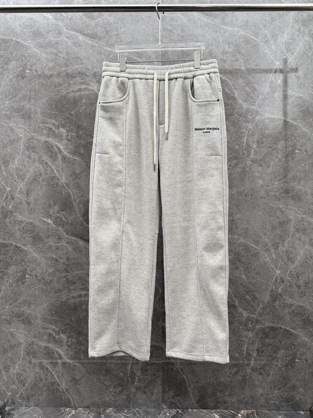 马吉拉🌈🌈新款加绒休闲裤，采用高定优质面料，裤子侧向饰有logo字母设计，辨识度颇为鲜明，弹性松紧腰边抽