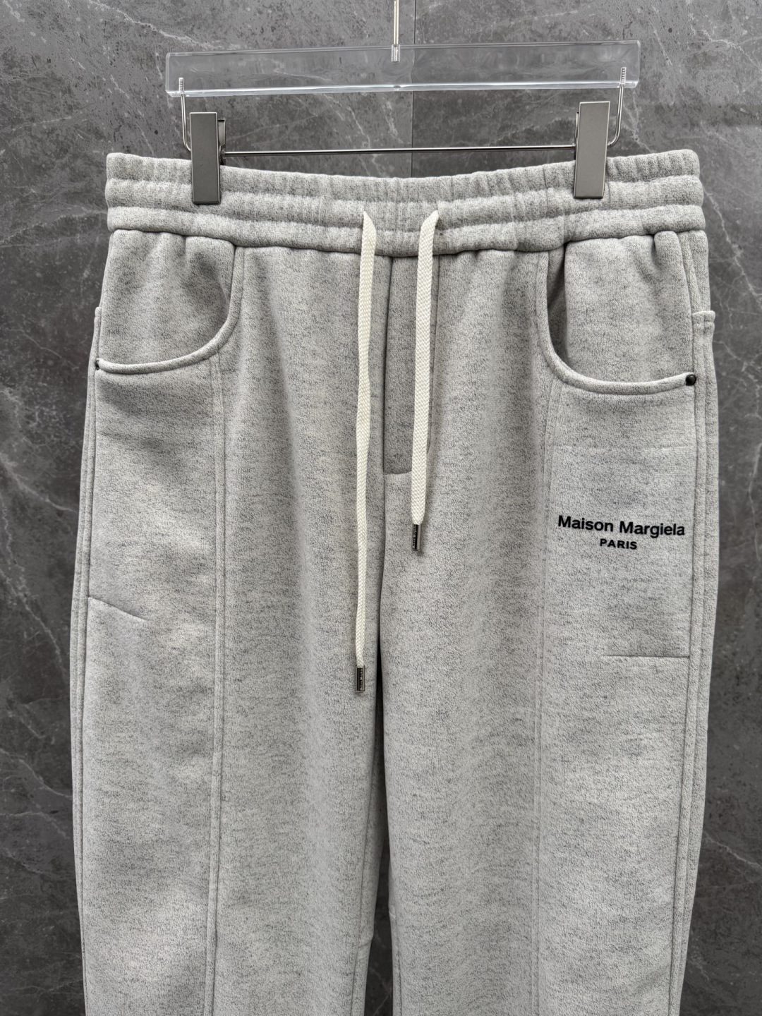 马吉拉🌈🌈新款加绒休闲裤，采用高定优质面料，裤子侧向饰有logo字母设计，辨识度颇为鲜明，弹性松紧腰边抽