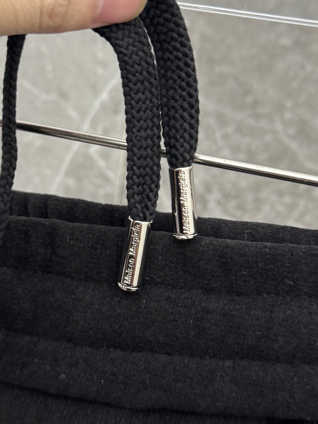 马吉拉🌈🌈新款加绒休闲裤，采用高定优质面料，裤子侧向饰有logo字母设计，辨识度颇为鲜明，弹性松紧腰边抽