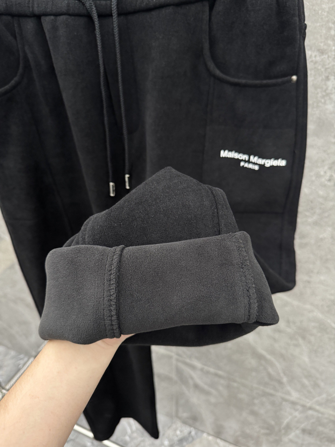 马吉拉🌈🌈新款加绒休闲裤，采用高定优质面料，裤子侧向饰有logo字母设计，辨识度颇为鲜明，弹性松紧腰边抽