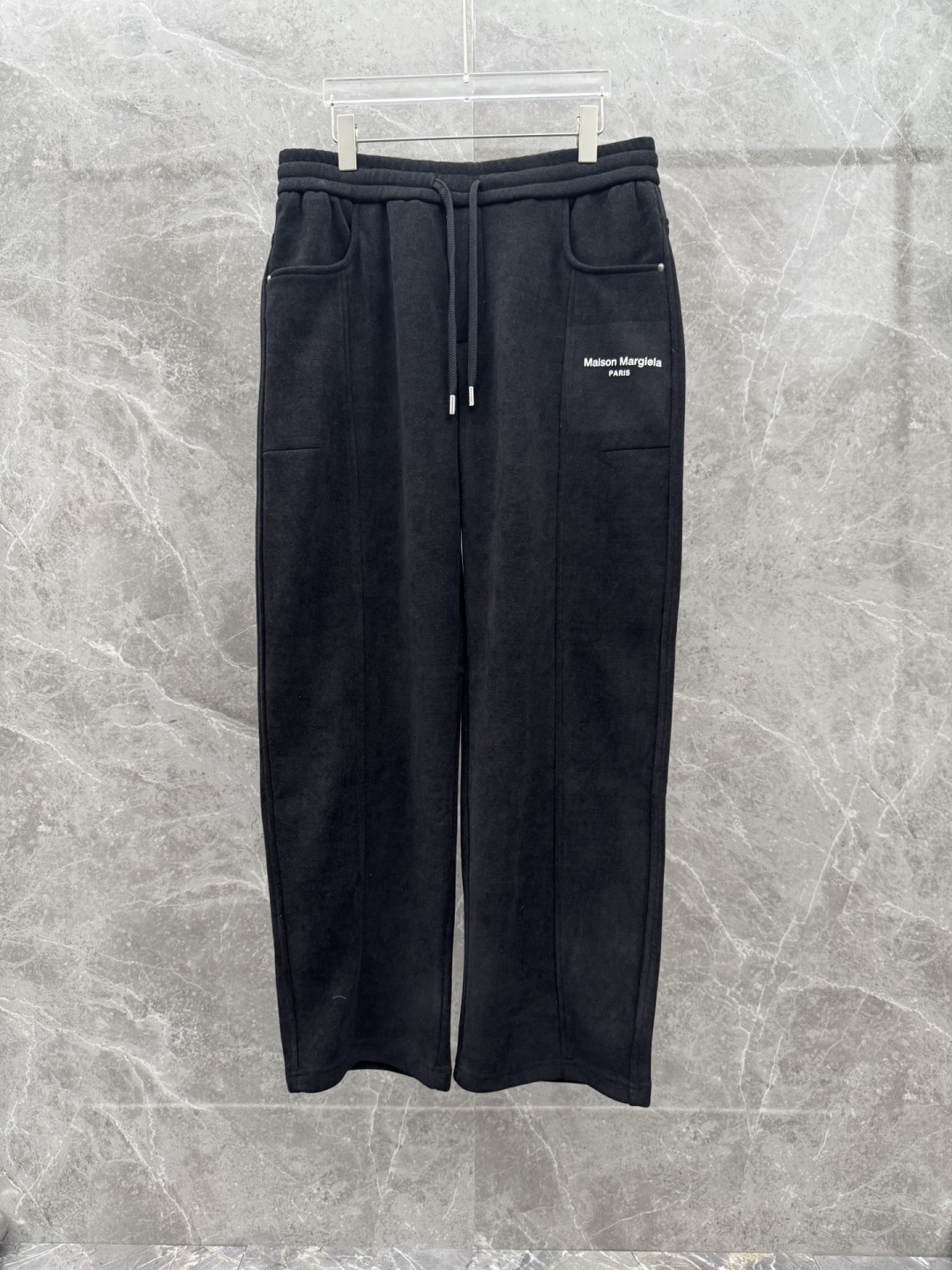 马吉拉🌈🌈新款加绒休闲裤，采用高定优质面料，裤子侧向饰有logo字母设计，辨识度颇为鲜明，弹性松紧腰边抽