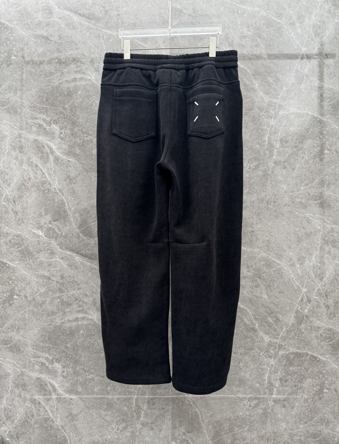 马吉拉🌈🌈新款加绒休闲裤，采用高定优质面料，裤子侧向饰有logo字母设计，辨识度颇为鲜明，弹性松紧腰边抽