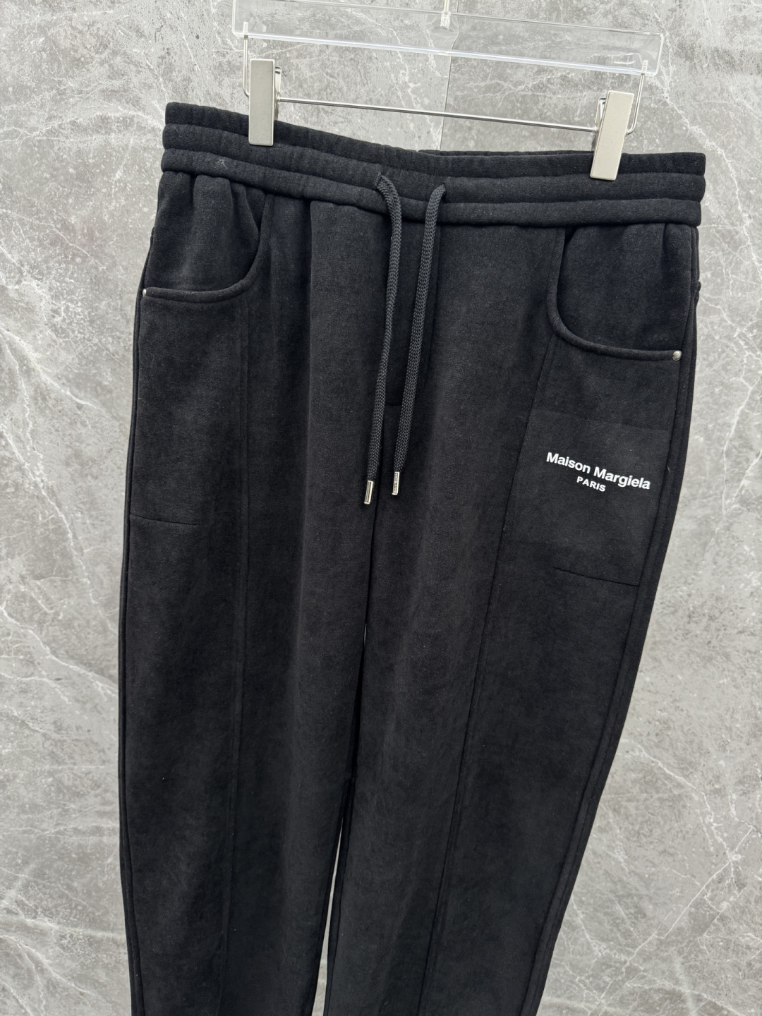 马吉拉🌈🌈新款加绒休闲裤，采用高定优质面料，裤子侧向饰有logo字母设计，辨识度颇为鲜明，弹性松紧腰边抽