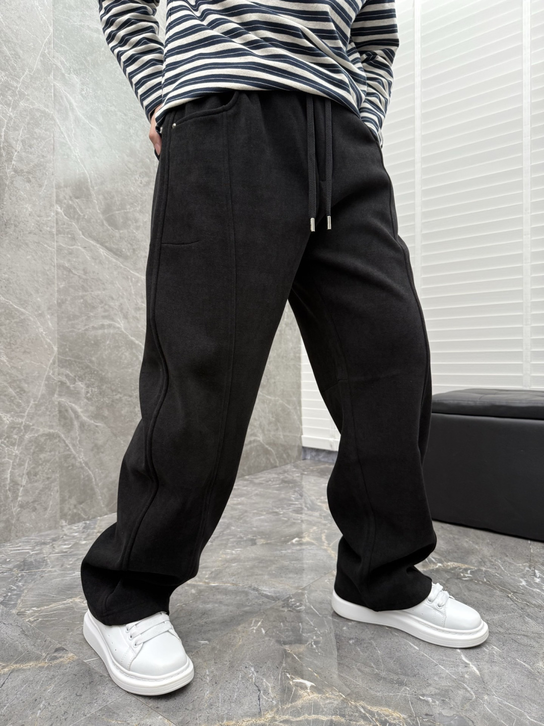 马吉拉🌈🌈新款加绒休闲裤，采用高定优质面料，裤子侧向饰有logo字母设计，辨识度颇为鲜明，弹性松紧腰边抽