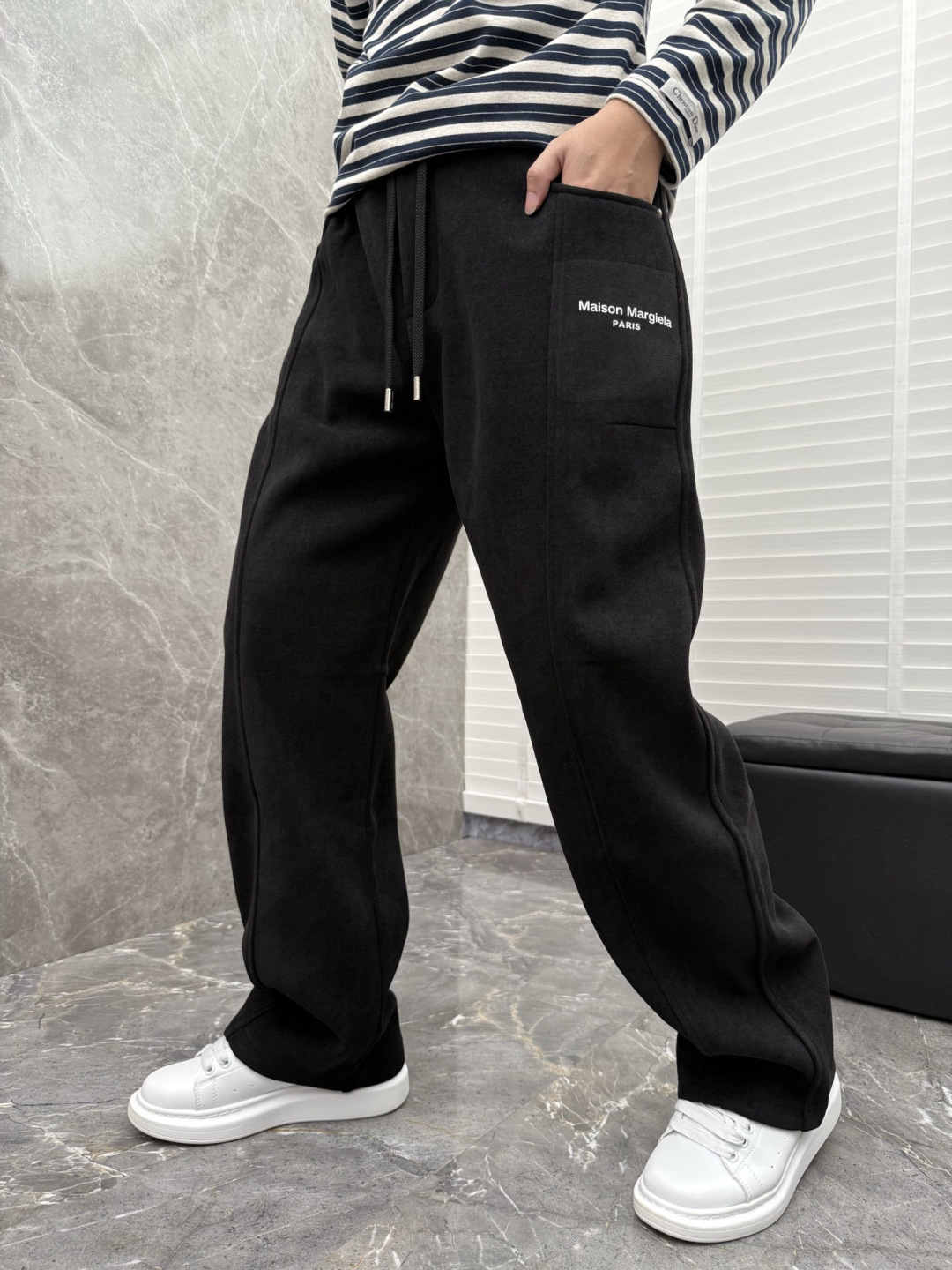 马吉拉🌈🌈新款加绒休闲裤，采用高定优质面料，裤子侧向饰有logo字母设计，辨识度颇为鲜明，弹性松紧腰边抽