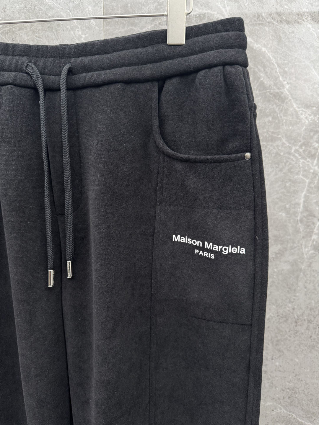 马吉拉🌈🌈新款加绒休闲裤，采用高定优质面料，裤子侧向饰有logo字母设计，辨识度颇为鲜明，弹性松紧腰边抽