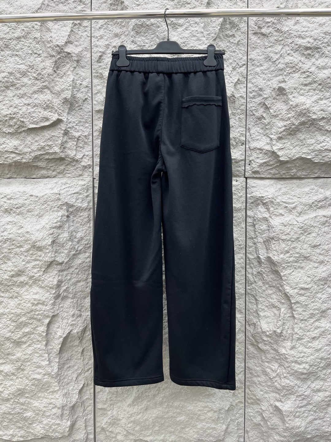 杰尼亚🔥🔥新款加绒长裤，香港洋行渠道货，高级优质面料，绒面内里，细腻柔软程度非同一般。标识增添看点，处处